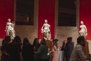 Lacer ha organizado un evento privado en el Museo del Prado para celebrar sus 50 años cuidando la sonrisa de los españoles