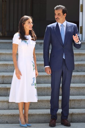 La Reina, conversando con el Emir de Catar