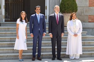 Ep Almuerzo reyes con jeques de Catar 12
Los Reyes y sus homónimos cataríes posando en la escalinata de Zarzuela