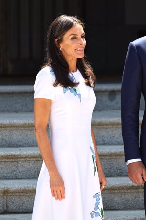 Doña Letizia ha enamorado con un delicado diseño de Carolina Herrera con bordados florales