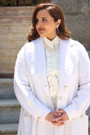 La primera mujer del Emir ha lucido un abrigo blanco pese a las altas temperaturas de Madrid