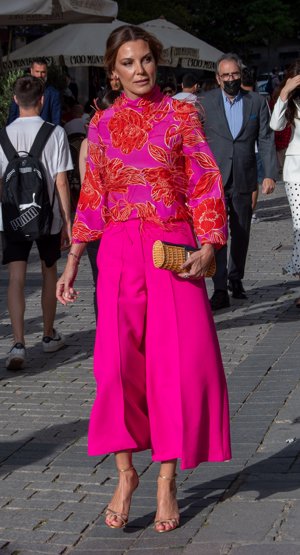 Mar Flores, con un total look en rosa fucsia