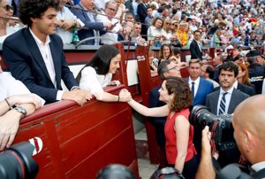 Victoria, saludando a Isabel Díaz Ayuso