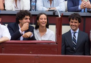 Victoria y Tomás Páramo, de lo más sonrientes con Miguel Abellán