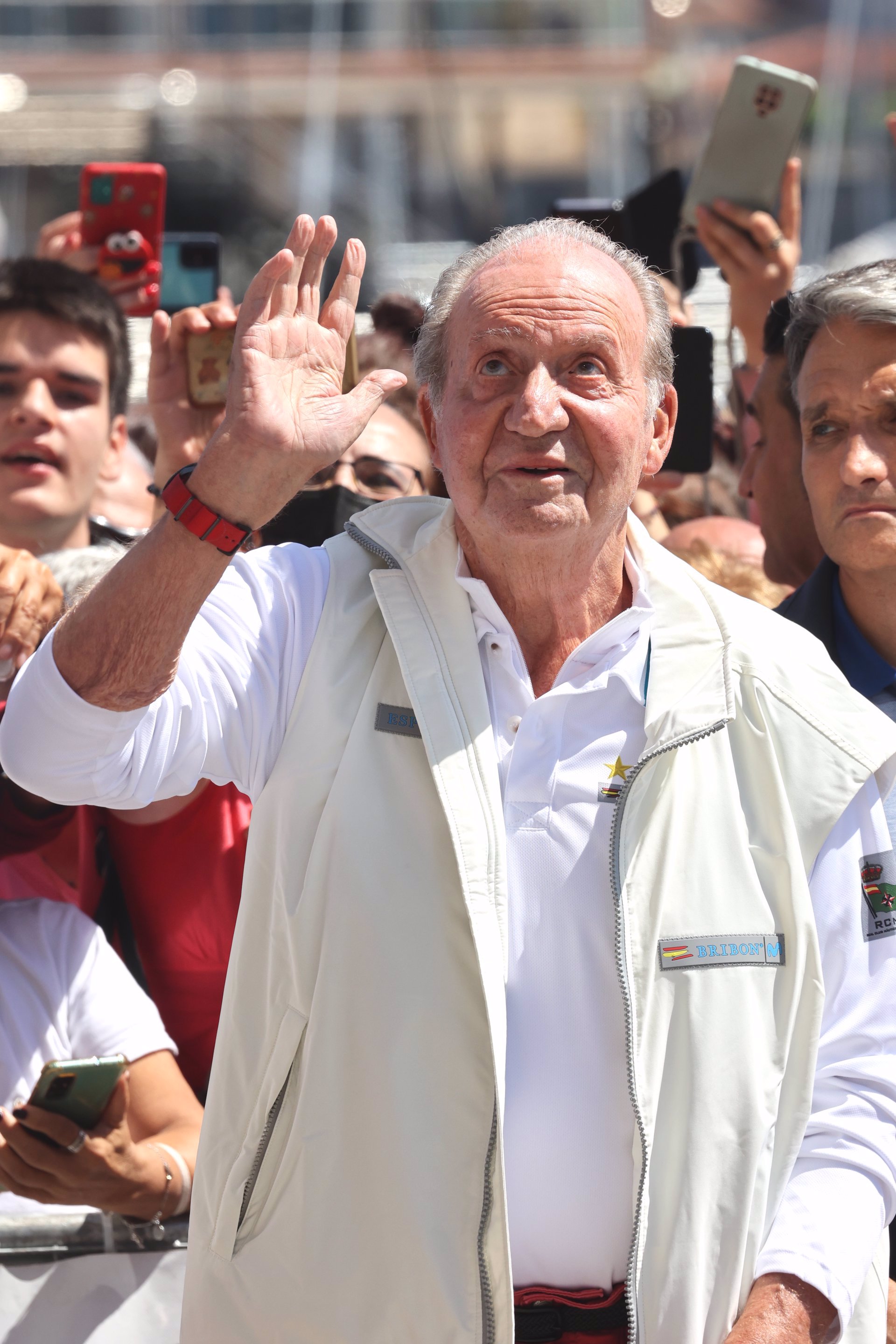 Don Juan Carlos recibido entre vítores y aplausos