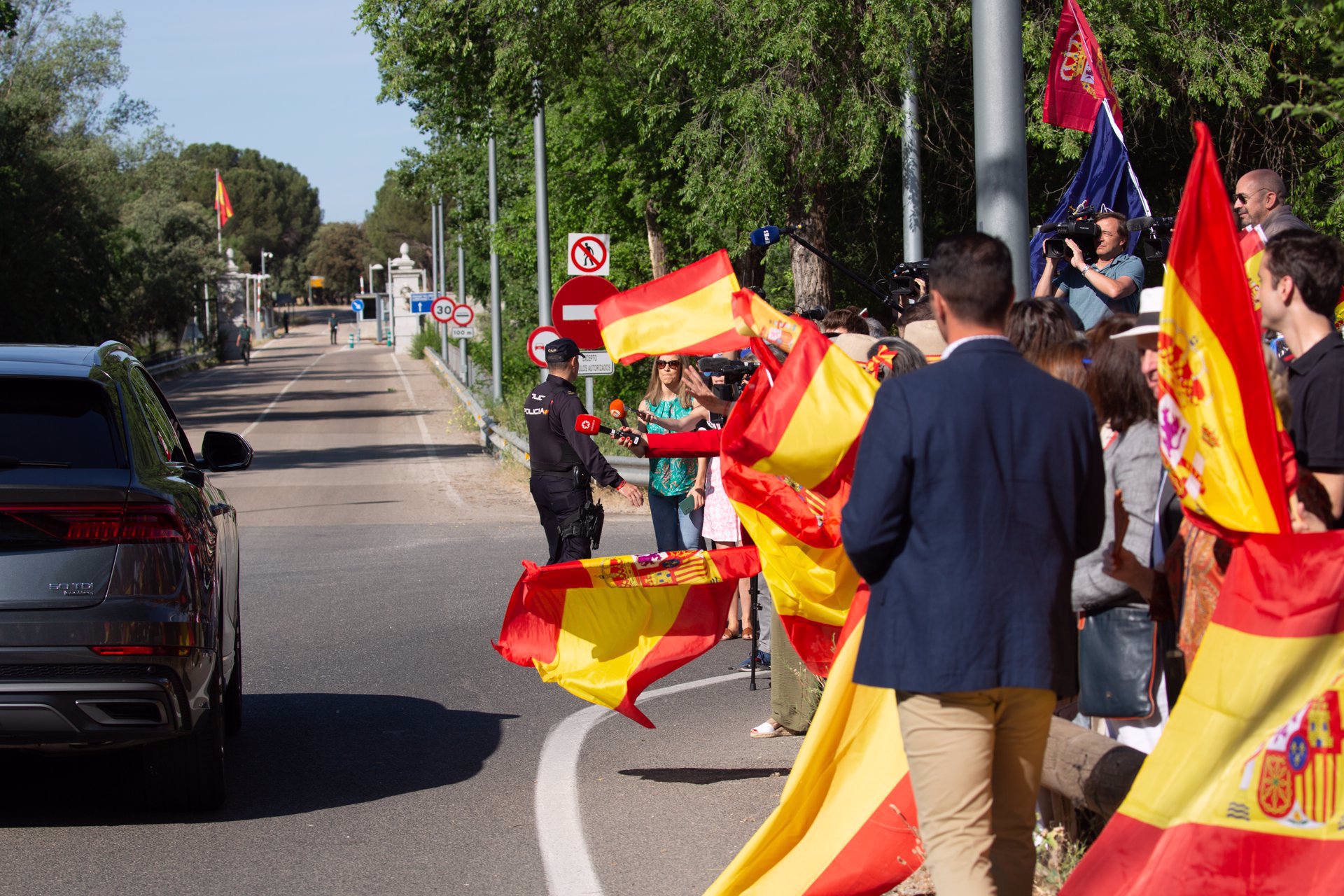 Numerosos partidarios de Don Juan Carlos le han recibido con banderas a su llegada a Zarzuela