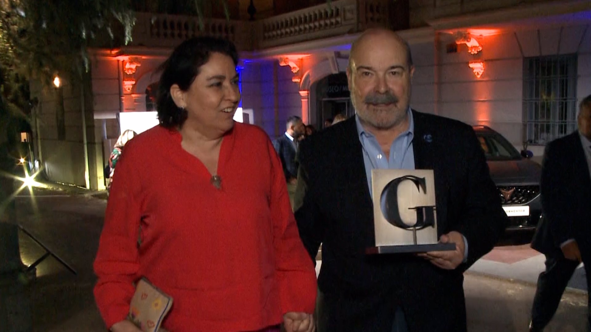 Antonio Resines con su mujer, Ana Pérez-Lorente, y el premio que ha recibido de la revista Gentleman