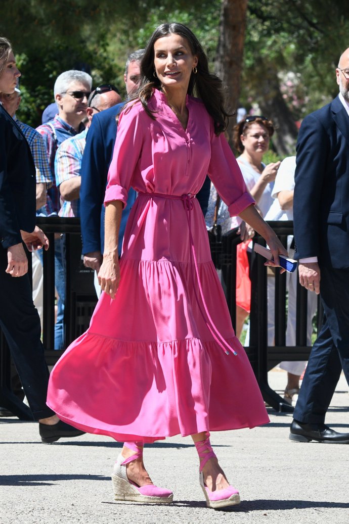 La Reina, con su favorecedor vestido rosa de HUgo Boss