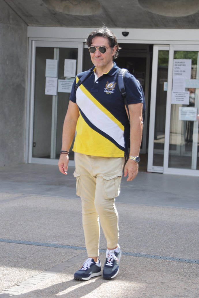 Luis Lorenzo, saliendo de los juzgados