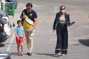 Luis Lorenzo y Arancha Palomino con su hijo de cuatro años