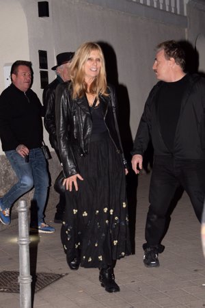 Patti Hansen y Keith Richards abandonando la fiesta