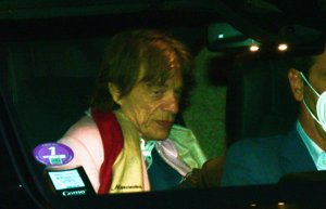 Mick Jagger, con rostro cansado tras la fiesta