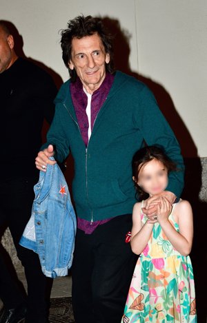 Ronnie Wood, con una de sus hijas gemelas