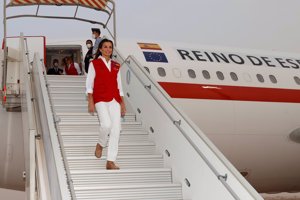 Doña Letizia, descendiendo del avión a su llegada a Mauritania