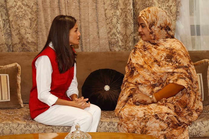 Doña Letizia presumió de complicidad con la Primera Dama a su llegada a Mauritania