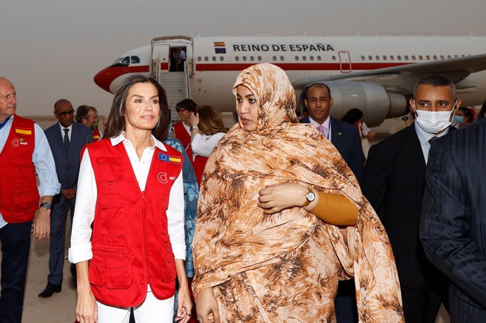 La Reina, recibida por la Primera Dama de Mauritania a su llegada al país
