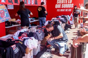 Merchandising de Los Rolling a las puertas del estadio