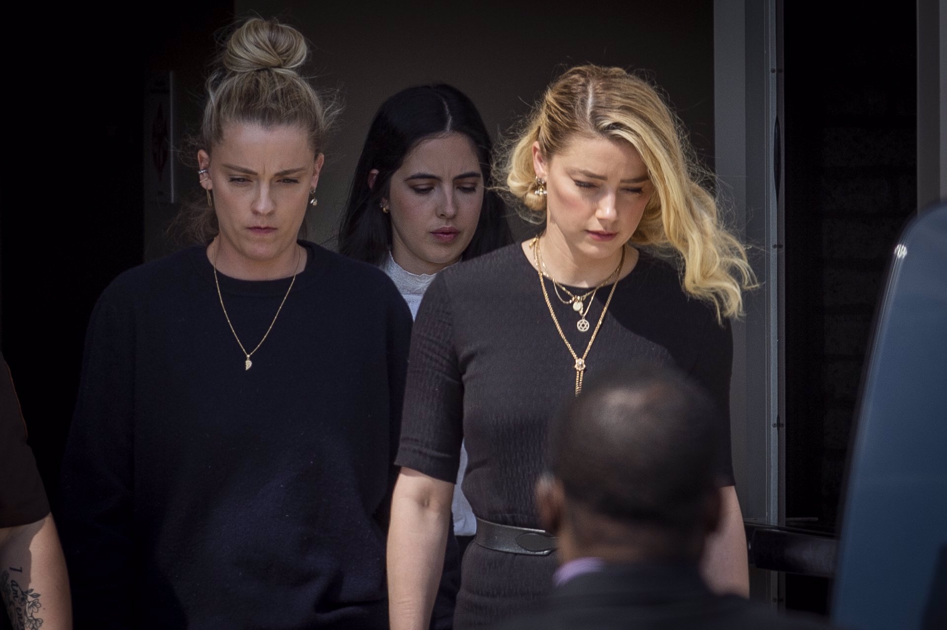 Amber Heard, abandonando destrozada los juzgados