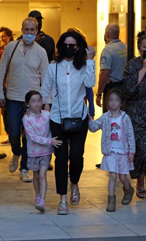 Sally Wood y sus hijas gemelas saliendo del Museo del Prado