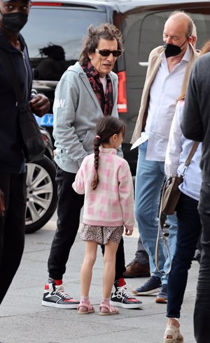 El guitarrista, muy pendiente de una de sus hijas