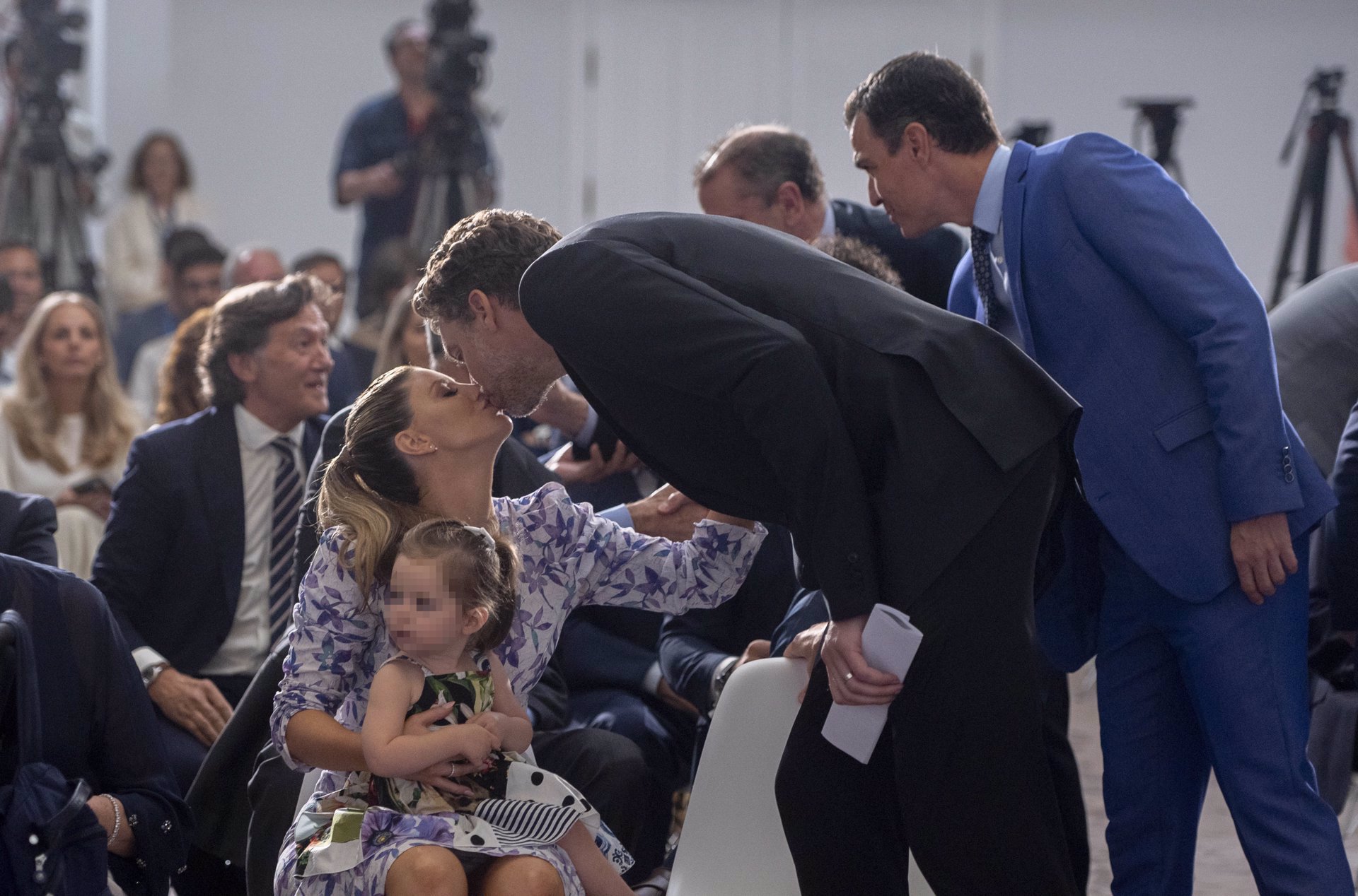 Pau Gasol, muy cariñoso con su mujer Catherine ante la atenta mirada de su pequeña