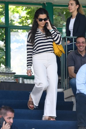 La novia de Cayetano, muy estilosa con pantalón blanco y camiseta de rayas marineras