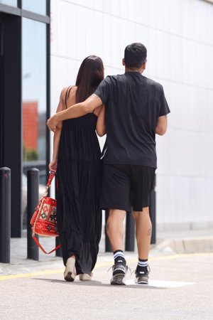 Tamara y Ezequiel, paseando abrazados por Madrid