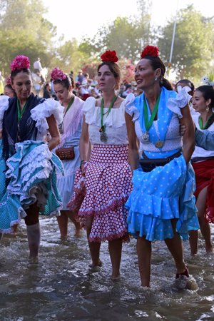 Lourdes Montes cruzando el vado del río Quema