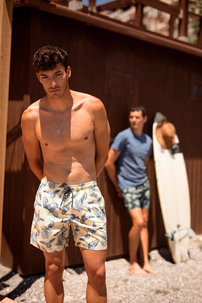 Bañadores en colores suaves para ir a la última a la playa