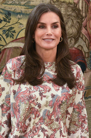 La Reina ha estrenado una blusa de lo más favorecedora