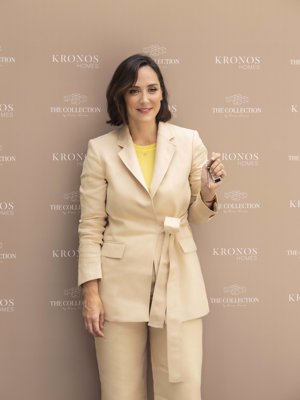 Tamara, radiante, recibe las llaves de su nueva casa