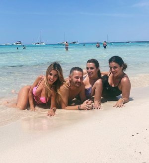 Natalia, Gisela, Geno Machado y Alejandro Parreño en las playas de Mallorca