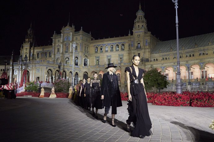 La colección se ha presentado en la Plaza de España de Sevilla