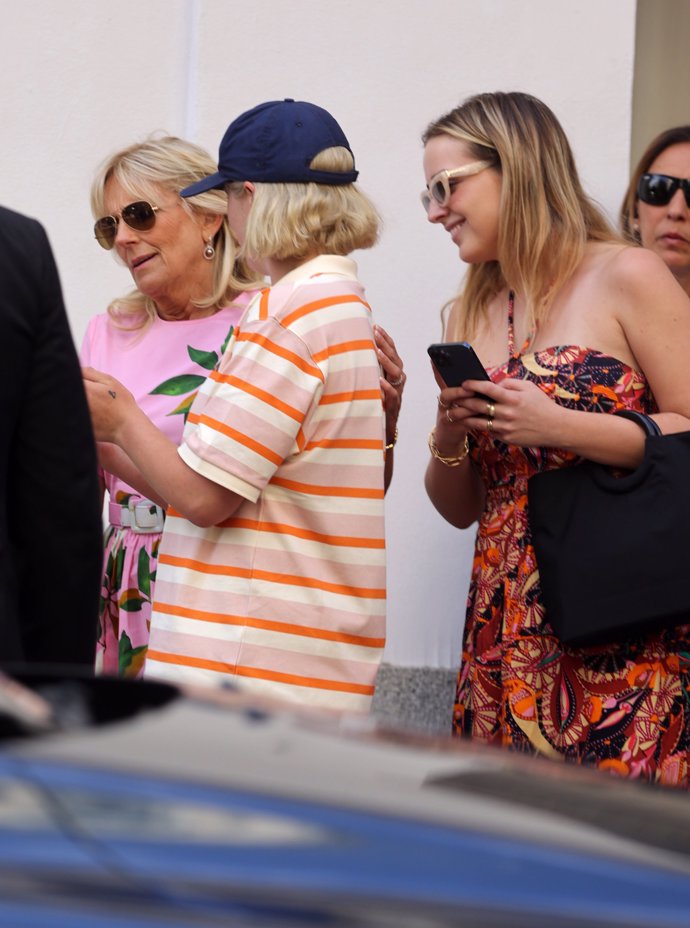 La mujer de Joe Biden, con sus nietas