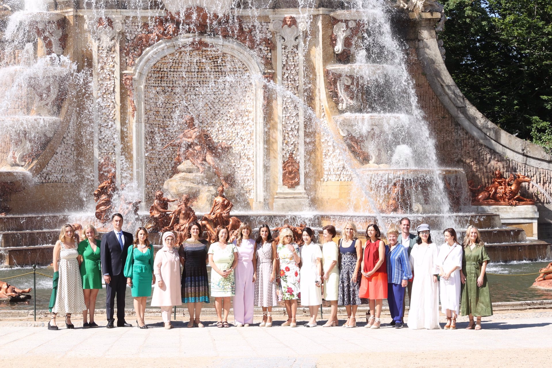 Foto de grupo de la comitiva que ha visitado el Palacio Real de la Granja de San Ildefonso