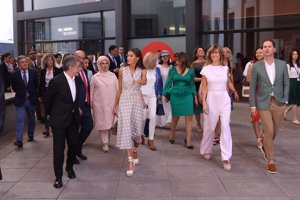 La Reina Letizia, durante su visita al Museo Reina Sofía con las 'primeras damas'