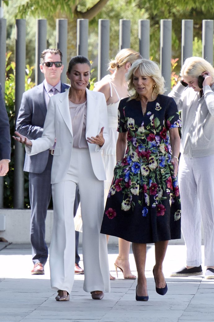 La monarca, durante su visita con Jill Biden al Centro de Refugiados Ucranianos de Pozuelo