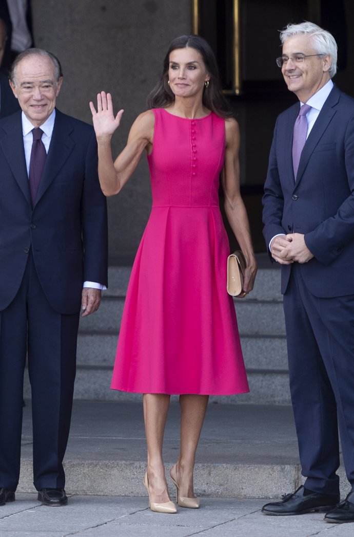Radiante de rosa vibrante en su último acto de la semana