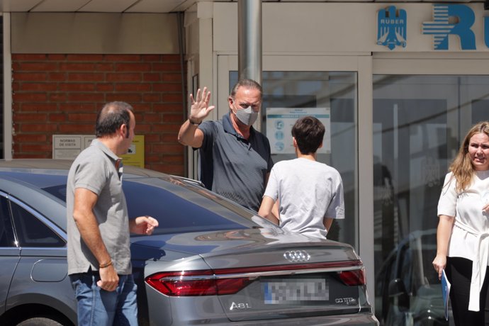 Bertín Osborne, a su llegada al hospital con su hijo Carlos