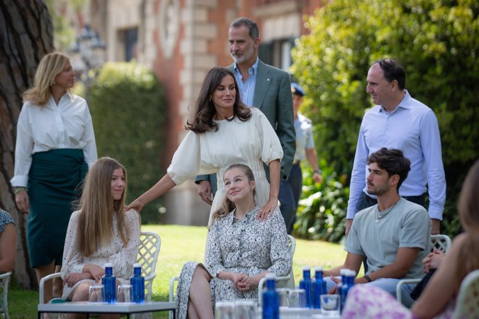 Los Reyes han irrumpido por sorpresa en el acto presidido por sus hijas