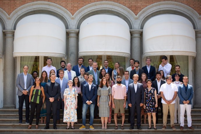 Foto de familia de la Familia Real con premiados de anteriores ediciones