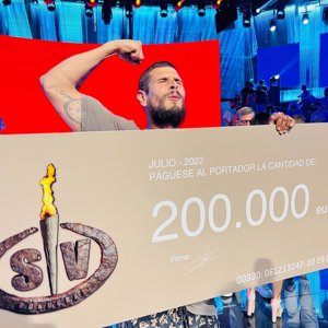 Alejandro, pletórico con el cheque de 200.000 euros de premio por ganar el reality