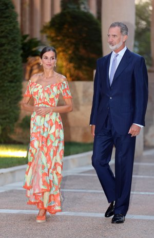 La Reina ha estrenado un vestido naranja de Charo Ruiz