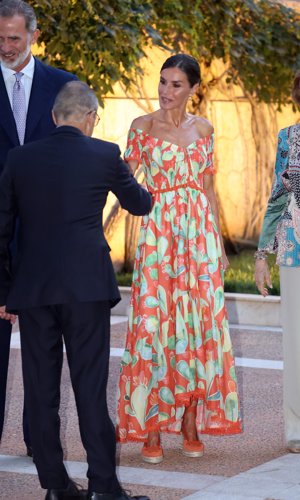 Doña Letizia, radiante con un veraniego vestido naranja