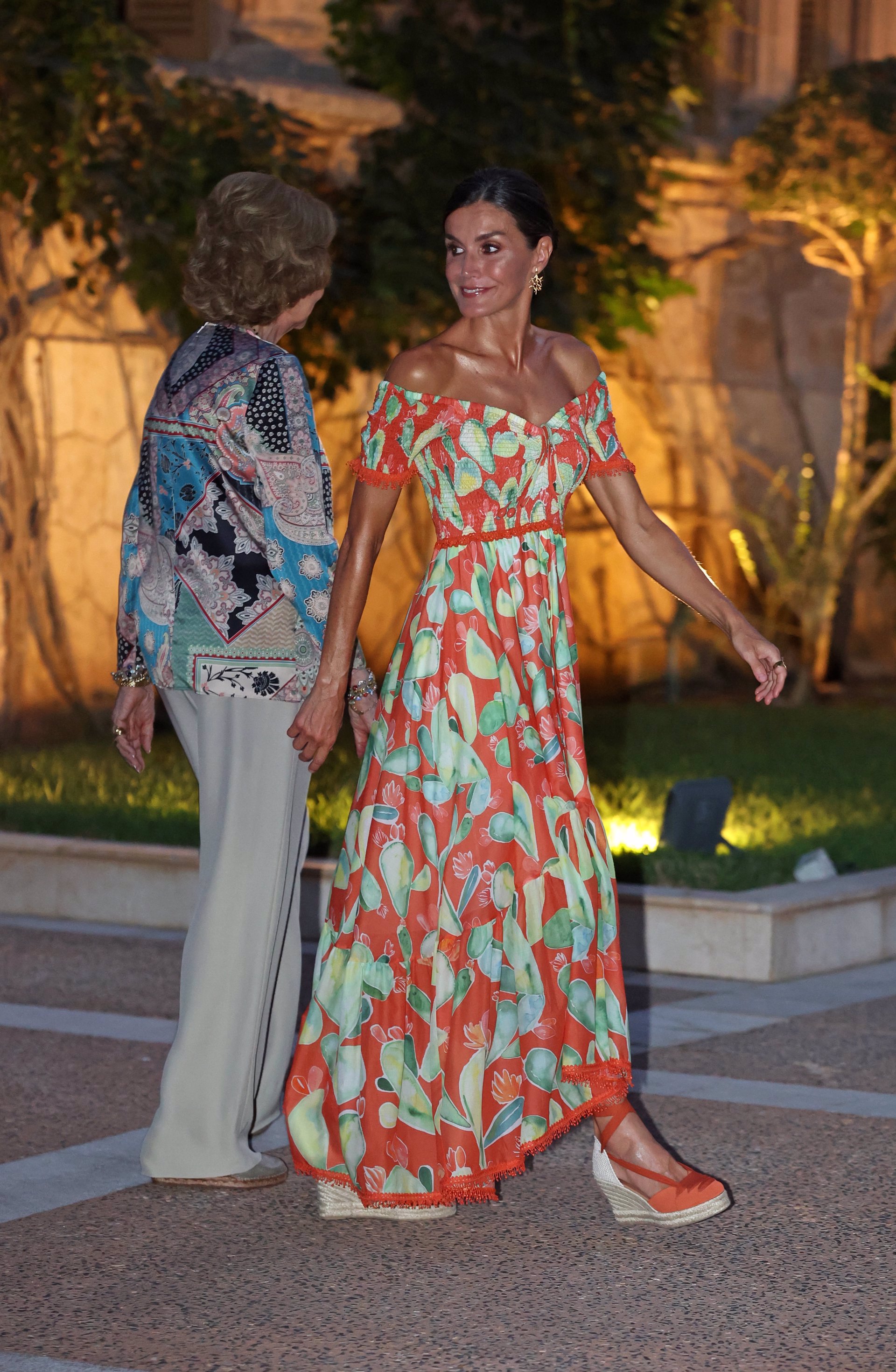 La Reina Letizia, deslumbrante con un vestido naranja de cactus en la  recepción a las autoridades baleares