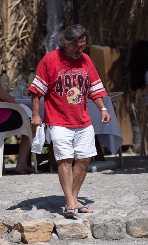 Pepe Navarro, saliendo de un restaurante en Ibiza