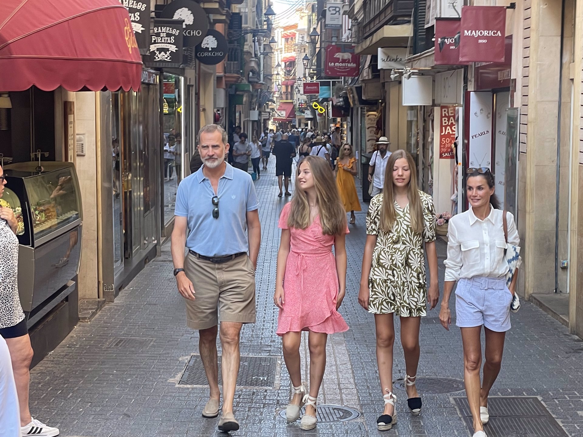 Los Reyes y sus hijas, de paseo por el centro de Palma