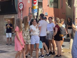 Los Reyes y sus hijas han paseado por la zona más turística de Palma