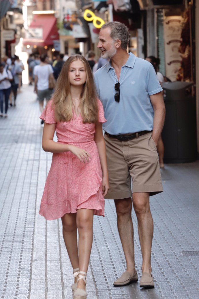 Leonor ha rescatado un minivestido rojo de flores de su vestidor