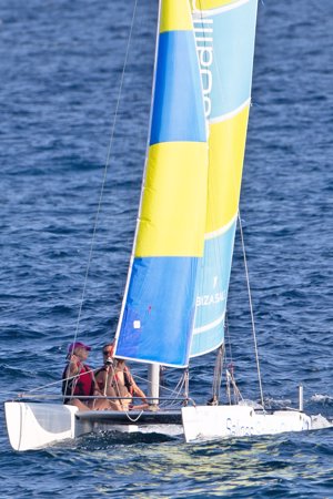 La familia, surcando el Mediterráneo a bordo de un catamarán